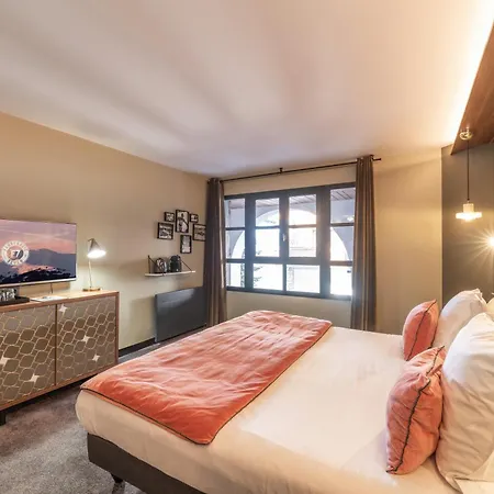Fahrenheit Seven Hotel