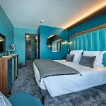 Fahrenheit Seven Hotel 4*