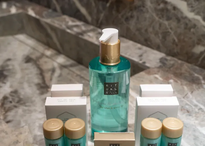 Fahrenheit Seven Hotel 4*